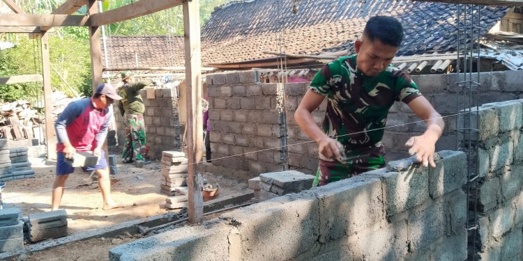 Sentuhan Tangan Prajurit TMMD, Rumah Impian Mahyadi Mulai Berdiri di Watuduwur