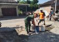 Gotong Royong Bangun Rumah Warga, Babinsa Nogosari Perkuat Kemanunggalan TNI dan Rakyat