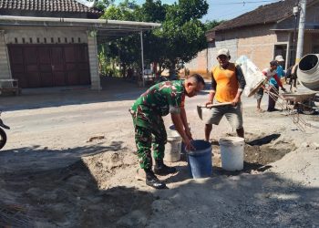 Gotong Royong Bangun Rumah Warga, Babinsa Nogosari Perkuat Kemanunggalan TNI dan Rakyat