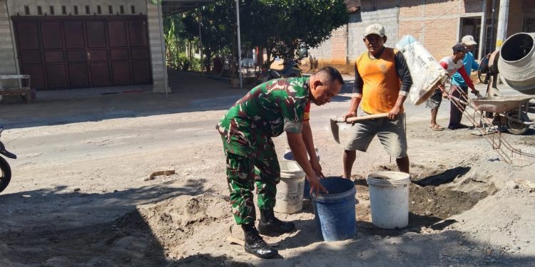 Gotong Royong Bangun Rumah Warga, Babinsa Nogosari Perkuat Kemanunggalan TNI dan Rakyat