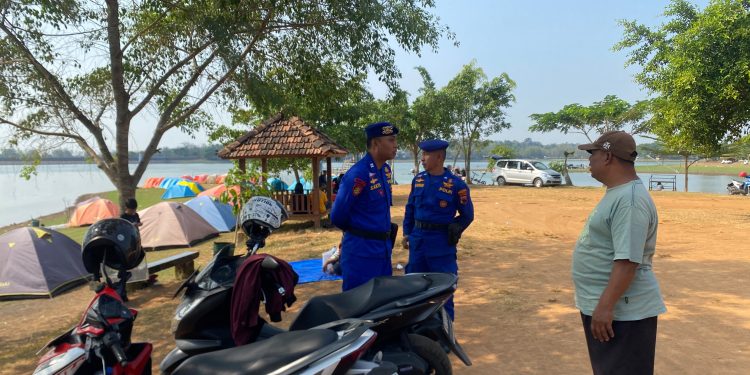 Polairud Pati Patroli Wisata Air Poncodan Waduk Seloromo, Ingatkan Pengunjung Utamakan Keselamatan