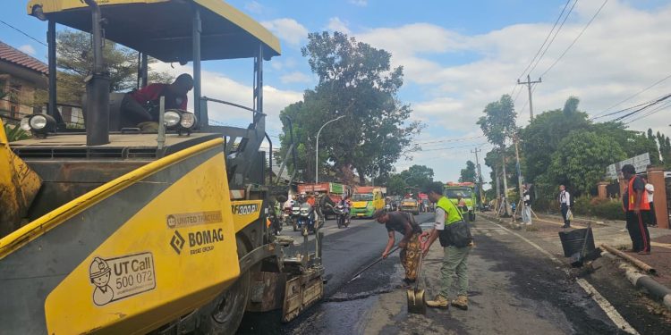 PT Praba Mas Hill Respons Cepat Keluhan Warga, Perbaiki Jalan Abdul Rahman Saleh Kalipancur