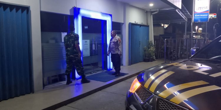 Patroli Malam TNI-Polri di Manyaran, Pastikan Objek Vital dan Koperasi Merah Putih Tetap Aman