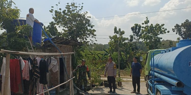 Babinsa Gesi Kawal Distribusi 16.000 Liter Air Bersih untuk Warga Terdampak Kemarau