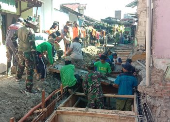 Danramil 03 Serengan Terjun Langsung & Semangati Satgas TMMD, Ormas, Warga Dalam Pengecoran Begesteng Sasaran Saluran Air
