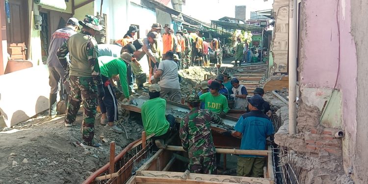 Danramil 03 Serengan Terjun Langsung & Semangati Satgas TMMD, Ormas, Warga Dalam Pengecoran Begesteng Sasaran Saluran Air