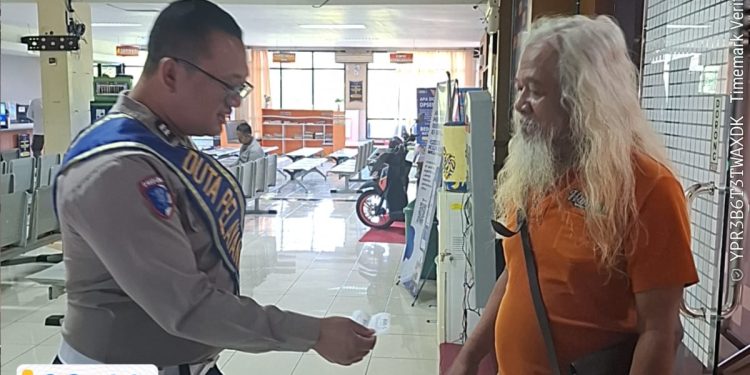 Mengurus STNK Kini Lebih Praktis! Duta Pelayanan Ditlantas Polda Jateng Hadir Memberikan Pendampingan yang Ramah, Cepat, dan Mudah Dipahami di Samsat Semarang 2