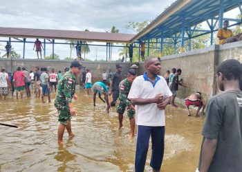 Satgas Yonif 123/Rajawali Bersama Warga Bersihkan Bak Penampungan Air di Kampung Waras