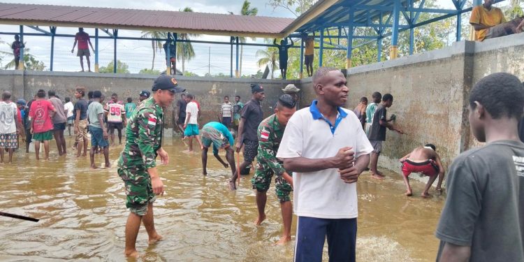 Satgas Yonif 123/Rajawali Bersama Warga Bersihkan Bak Penampungan Air di Kampung Waras