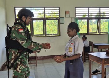 Satgas Pamtas RI-Malaysia Yonarmed 19/Bogani Terima Kunjungan Kabid P2 Kanwil Bea Cukai Kalbar di Pos Gabma Kotis