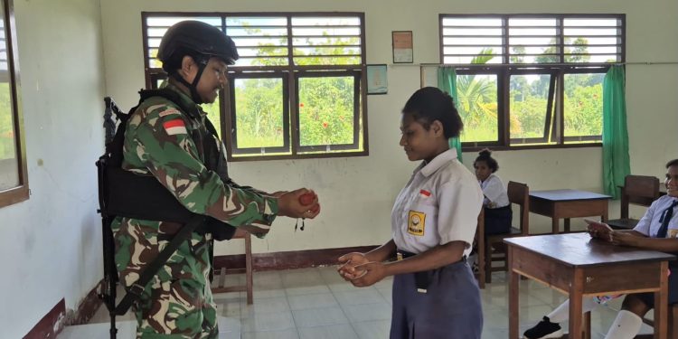 Satgas Pamtas RI-Malaysia Yonarmed 19/Bogani Terima Kunjungan Kabid P2 Kanwil Bea Cukai Kalbar di Pos Gabma Kotis
