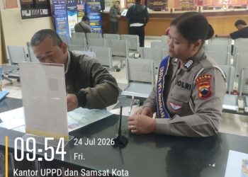Urus STNK Tanpa Bingung! Duta Pelayanan Ditlantas Polda Jateng Siap Membantu Setiap Tahapan Pelayanan di Samsat Semarang 2