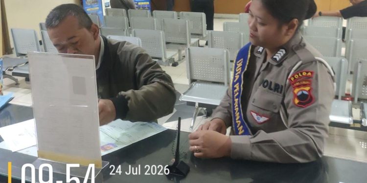 Urus STNK Tanpa Bingung! Duta Pelayanan Ditlantas Polda Jateng Siap Membantu Setiap Tahapan Pelayanan di Samsat Semarang 2