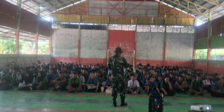 Satgas Pamtas RI-Malaysia Yonarmed 19/Bogani Tanamkan Wawasan Kebangsaan kepada Siswa SMA Negeri 1 Entikong