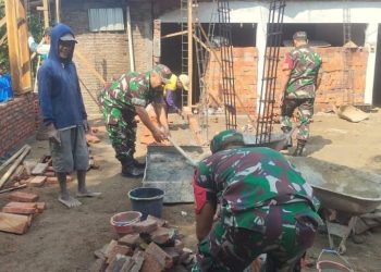 Babinsa Terlibat Langsung Bangun Rumah Warga, Wujudkan Semangat Gotong Royong