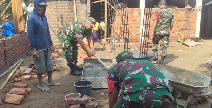 Babinsa Terlibat Langsung Bangun Rumah Warga, Wujudkan Semangat Gotong Royong