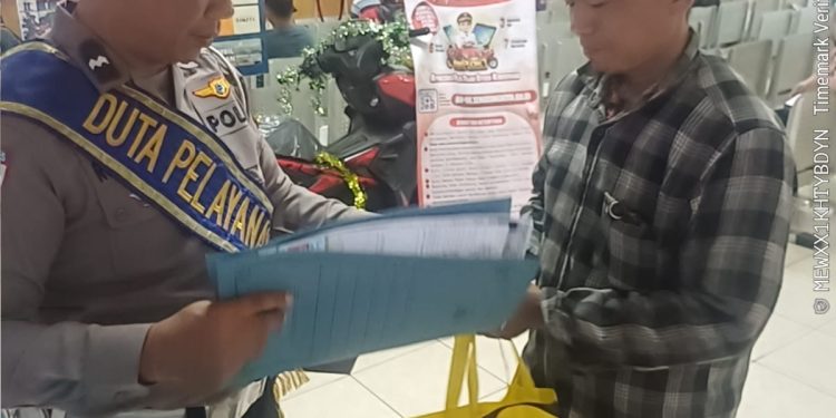 Tak Sekadar Melayani, Duta Pelayanan Ditlantas Polda Jateng Pastikan Setiap Wajib Pajak Mengurus STNK dengan Lebih Mudah di Samsat Semarang 2