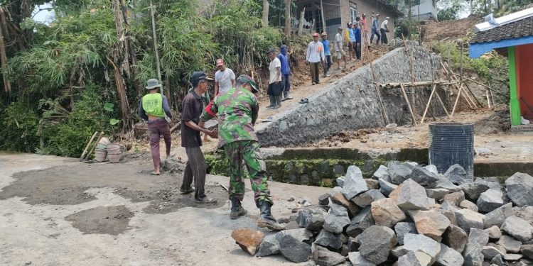 Babinsa Koramil 10/Sambi dan Warga Kompak Gotong Royong Bangun Talud di Tempursari