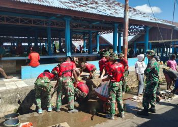 Satgas Yonif 123/RJW Bersama Warga Gelar Karya Bhakti Bersihkan Pasar Baru Distrik Obaa