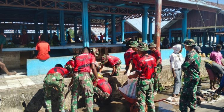 Satgas Yonif 123/RJW Bersama Warga Gelar Karya Bhakti Bersihkan Pasar Baru Distrik Obaa