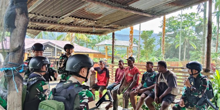 TNI Hadir Ditengah Segala Kondisi Masyarakat Pelosok Papua