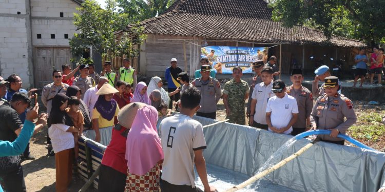 Polres Boyolali Salurkan Bantuan Air Bersih untuk Warga Wonosegoro