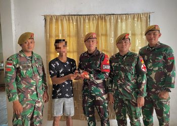 Satgas Pamtas RI-Malaysia Yonarmed 19/Bogani Terima Penyerahan Sukarela Sisik Trenggiling dari Warga Perbatasan