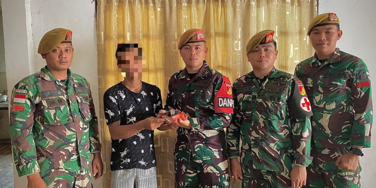 Satgas Pamtas RI-Malaysia Yonarmed 19/Bogani Terima Penyerahan Sukarela Sisik Trenggiling dari Warga Perbatasan
