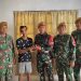 Satgas Pamtas RI-Malaysia Yonarmed 19/Bogani Terima Penyerahan Sukarela Sisik Trenggiling dari Warga Perbatasan