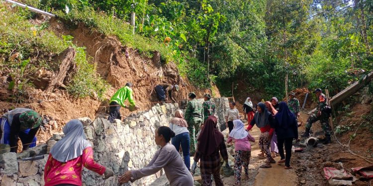 Ras Terkuat Dimuka Bumi Turut Berbaur Sukseskan TMMD Di Brenggolo