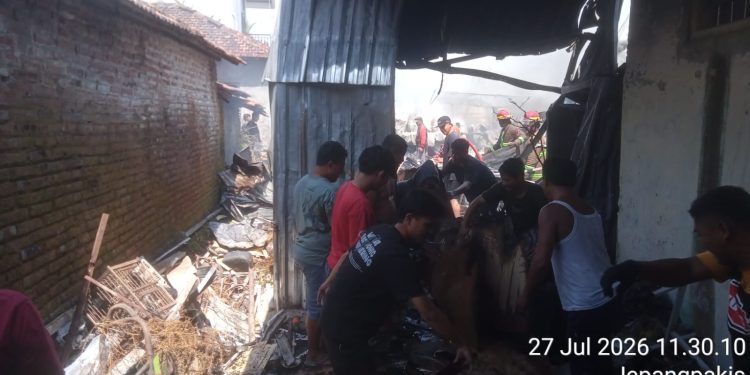 Gudang Spare Part Motor di Kudus Terbakar, Polisi Kerahkan Water Cannon Bantu Padamkan Api