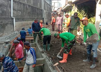 Anggota Satgas TMMD, Ormas, Linmas & Masyarakat Tancap Gas Kerjakan Pembongkaran Begesteng dan Pemerataan Tanah