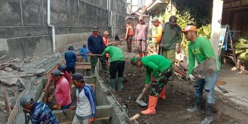 Anggota Satgas TMMD, Ormas, Linmas & Masyarakat Tancap Gas Kerjakan Pembongkaran Begesteng dan Pemerataan Tanah
