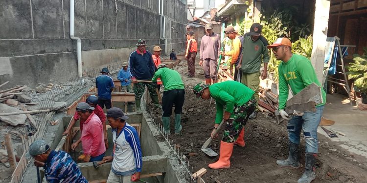 Anggota Satgas TMMD, Ormas, Linmas & Masyarakat Tancap Gas Kerjakan Pembongkaran Begesteng dan Pemerataan Tanah