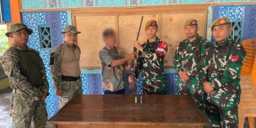 Satgas Pamtas RI-Malaysia Yonarmed 19/Bogani Terima Penyerahan Senjata Rakitan dan Munisi Dari Warga Temajuk
