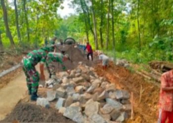Babinsa dan Warga Gesi Satukan Tenaga, Jalan Cor Jadi Simbol Kemanunggalan TNI-Rakyat