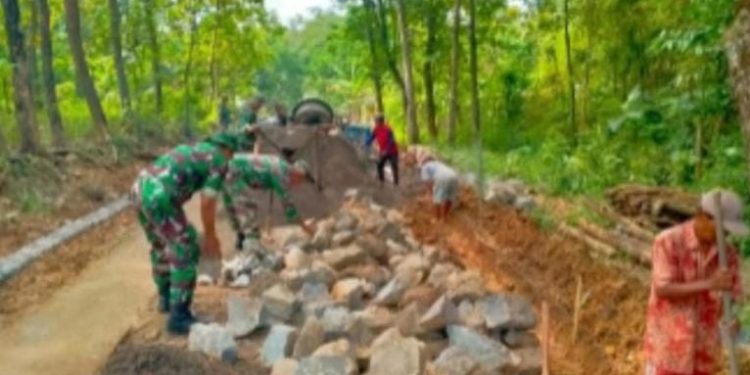Babinsa dan Warga Gesi Satukan Tenaga, Jalan Cor Jadi Simbol Kemanunggalan TNI-Rakyat