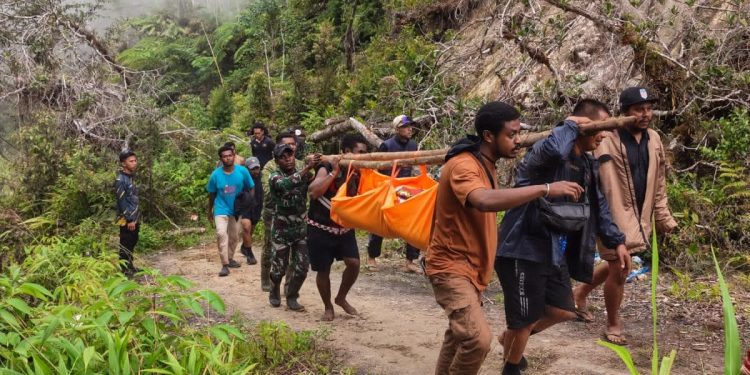 Personel Kodim 1812/Pegaf Berperan Aktif dalam Pencarian Reporter TVRI yang Hilang di Air Terjun Memti