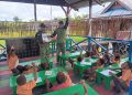 Satgas Yonif 123/Rajawali Perkuat Akses Pendidikan di Perbatasan, Pos Tomor Berikan Seragam Sekolah kepada Anak PAUD Kartika