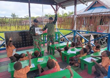 Satgas Yonif 123/Rajawali Perkuat Akses Pendidikan di Perbatasan, Pos Tomor Berikan Seragam Sekolah kepada Anak PAUD Kartika