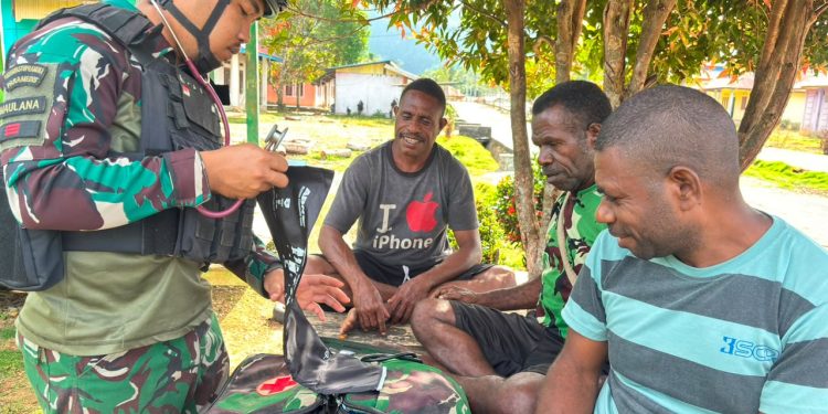 Satgas Pamtas RI-PNG Laksanakan Yankes di Teluk Bintuni