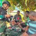 Satgas Pamtas RI-PNG Laksanakan Yankes di Teluk Bintuni