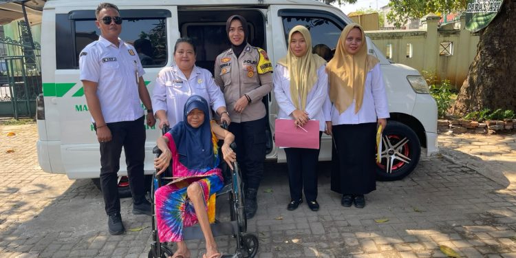 Sinergi Bhabinkamtibmas dan Perangkat Kelurahan Kauman Jepara Evakuasi Lansia Sebatang Kara ke Panti Jompo