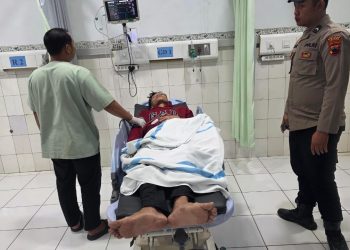 Satu Panggilan 110: Polres Jepara Evakuasi Korban Penipuan yang Pingsan di Masjid Agung