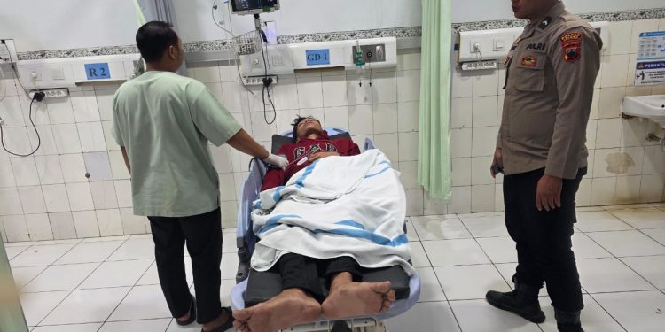 Satu Panggilan 110: Polres Jepara Evakuasi Korban Penipuan yang Pingsan di Masjid Agung