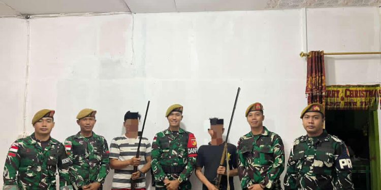 Komsos Efektif, Dua Pucuk Senjata Rakitan Diserahkan Warga kepada Satgas Pamtas RI-Malaysia Yonarmed19 Bogani