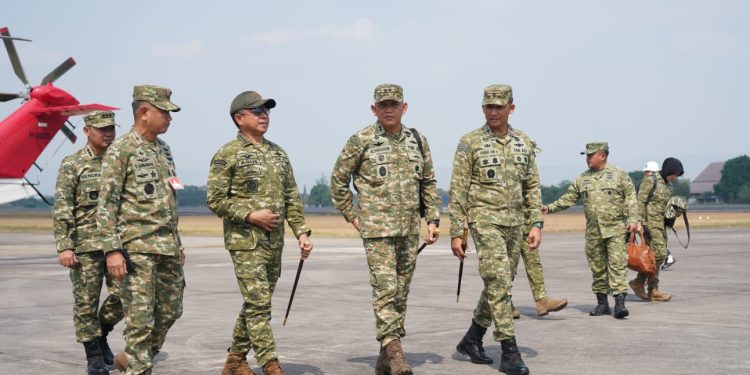 Pangdam IV/Diponegoro Antar Keberangkatan Panglima TNI Usai Rangkaian Kunjungan Kerja di Jawa Tengah