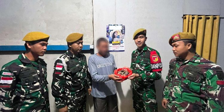 Pendekatan Humanis Satgas Pamtas RI-Malaysia Yonarmed19/Bogani Berbuah Hasil, Warga Perbatasan Sukarela Serahkan 1 Kg Sisik Trenggiling