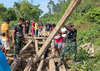 Jembatan Rusak Disulap Kembali Layak, Satgas Pamtas RI-Malaysia Yonarmed 19/Bogani Bergerak Bersama Warga