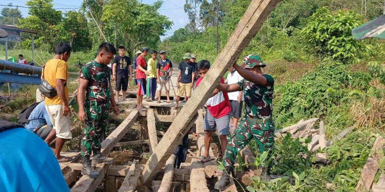 Jembatan Rusak Disulap Kembali Layak, Satgas Pamtas RI-Malaysia Yonarmed 19/Bogani Bergerak Bersama Warga